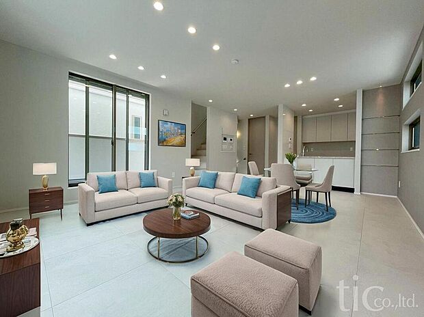 【２号棟ＬＤＫ】大きな窓からは柔らかな光が差し込み、団らんの時間が生まれる空間