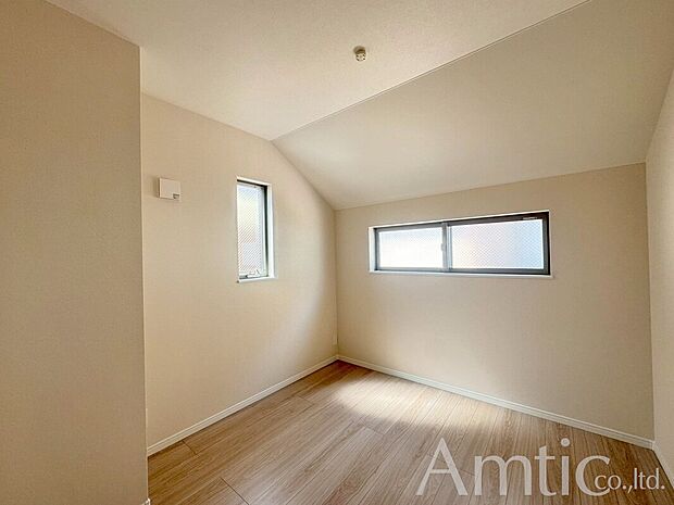 【洋室】光が取り込みやすい2面採光の居室。日当たり良好です。しっかりとした大きさのクローゼットを完備し、収納スペースも十分。