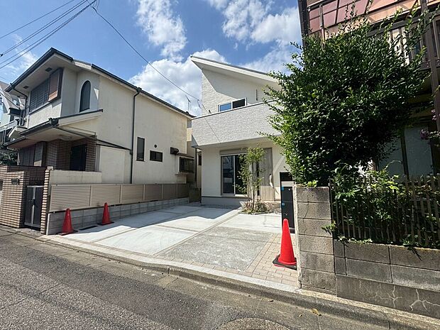 【外観】周辺は大型公園が点在する自然豊かな住環境