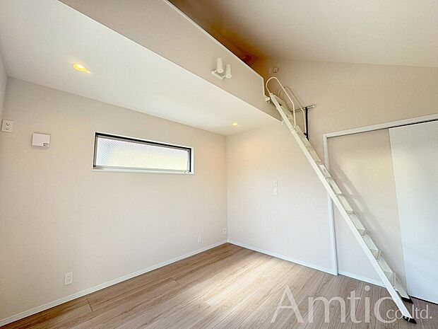 【洋室】季節物の家電やアウトドア用品、衣類や寝具など様々な物の収納に便利なロフトつき♪