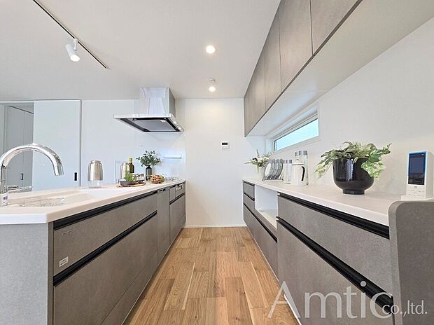 【キッチン施工例】■モデルハウスのご案内や、ショールームにてキッチン等水回り設備や、フローリング等の建材や外壁材の実物をご覧頂けます
■お気軽にお問合せ下さい
