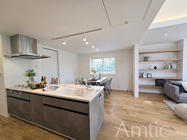 【施工例】■建物施工の一例
■モデルハウスのご案内や、ショールームにてキッチン等水回り設備や、フローリング等の建材や外壁材の実物をご覧頂けます
■お気軽にお問合せ下さい
