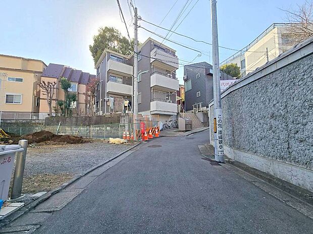 【前面道路含む現地写真】柔らかな光が空間全体を包み込み、思わず呼吸したくなるような心地よい空間