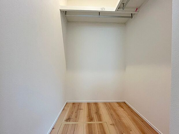 【WIC施工例】■モデルハウスのご案内や、ショールームにてキッチン等水回り設備や、フローリング等の建材や外壁材の実物をご覧頂けます
■お気軽にお問合せ下さい