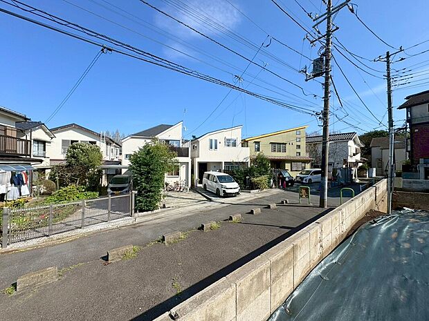 【東側道路】東側は暗渠の為、開放感ございます