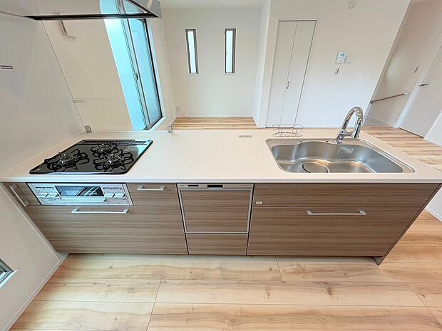 【キッチン施工例】■モデルハウスのご案内や、ショールームにてキッチン等水回り設備や、フローリング等の建材や外壁材の実物をご覧頂けます
■お気軽にお問合せ下さい