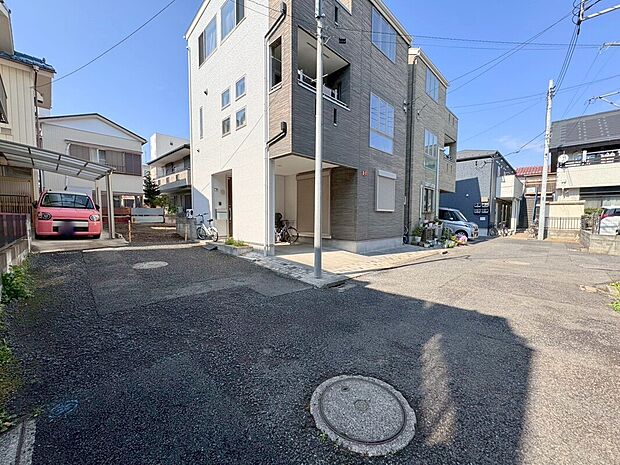 【前面道路含む現地写真】左奥側の建物が対象不動産です。人目が少なくプライバシーが守られる立地。A号棟 現地(2026年3月)撮影