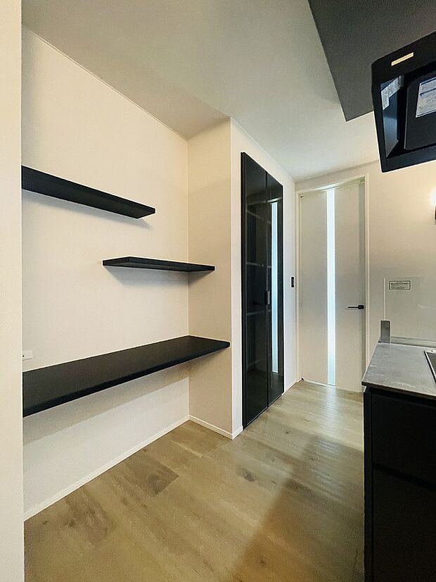 【収納】カウンターの隣には、ガラス扉の魅せる収納があり、まるで海外ホテルのような非日常を味わえます。