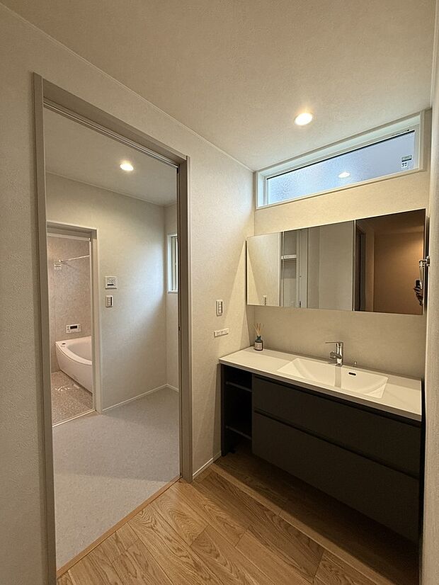 【洗面所】洗面と脱衣を分けた設計で来客時も安心。洗面化粧台は広々余裕を感じる幅1200mmを採用しています。