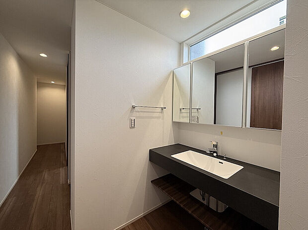 【洗面スペース】ホテルライクなデザインが魅力の、ゆとりある洗面スペース。