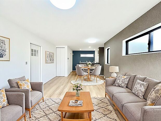 ご家族の賑やかな話し声で包まれる明るいリビング  ※家具はCGです  