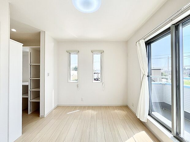 明るいバルコニーサイドに洋室を設置。目覚めの良い寝室に。