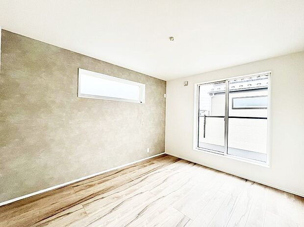 バルコニーが開放感をプラスしてくれる洋室