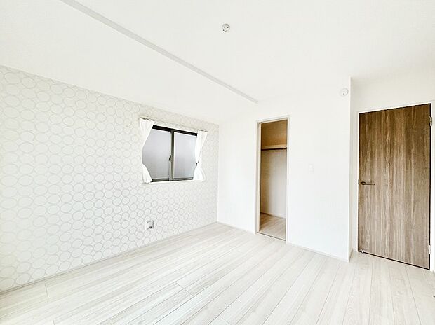 やさしい光がさしこむ居室はしっかり収納付き