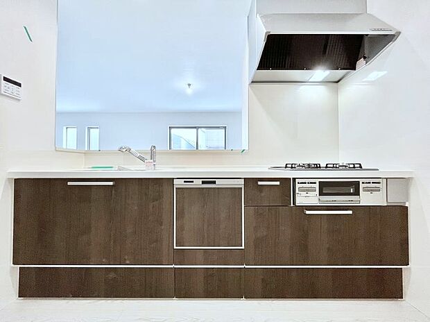 食洗機・浄水器・３ツ口コンロなどデザイン性も機能性も兼ね備えたシステムキッチン！