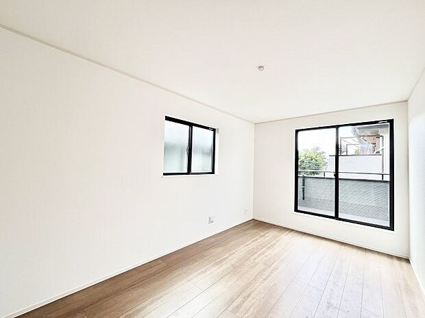 バルコニーが開放感をプラスしてくれる洋室