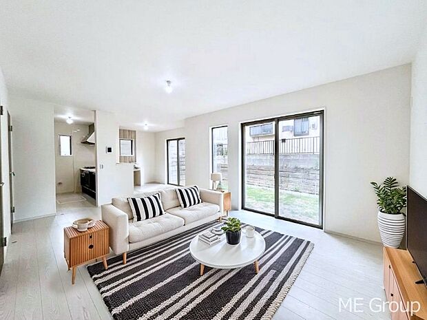 家族の和やかな会話が聞こえてきそう。開放感のあるリビングです。 ※家具はCGです