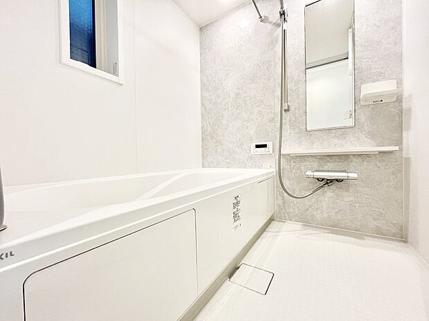 一日の疲れを癒してくれる明るい清潔感のあるバスルーム  