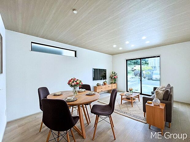 ご家族の賑やかな話し声で包まれる明るいリビング  ※家具はCGです