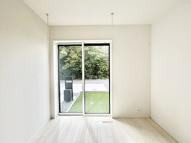 窓からのやさしい光が心地よいプライベートルーム