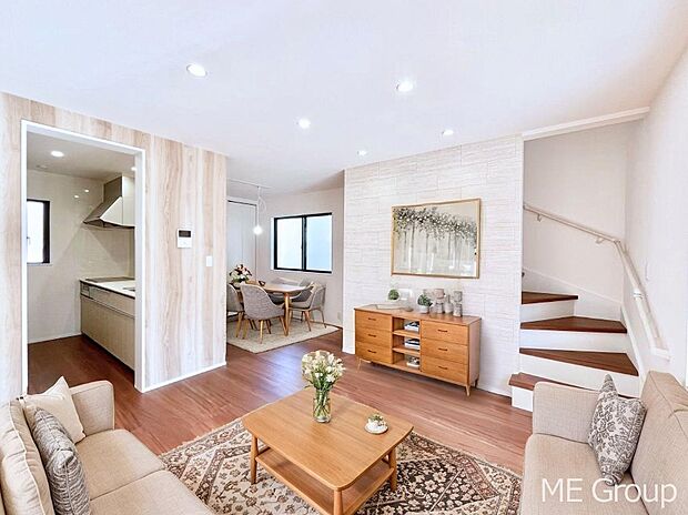 ご家族の賑やかな話し声で包まれる明るいリビング  ※家具はCGです