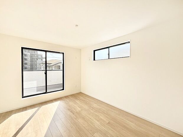 バルコニーが開放感をプラスしてくれる洋室