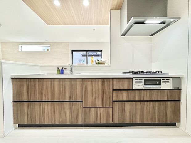 リビングを見渡せる人気のカウンターキッチン。 家族を見守りながら家事をすることができます。