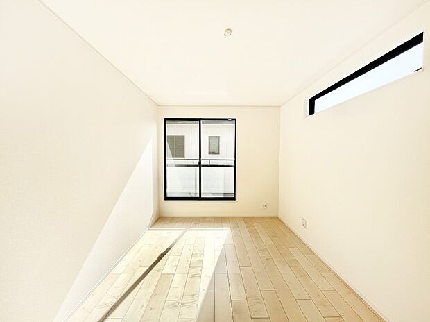 バルコニーが開放感をプラスしてくれる洋室。