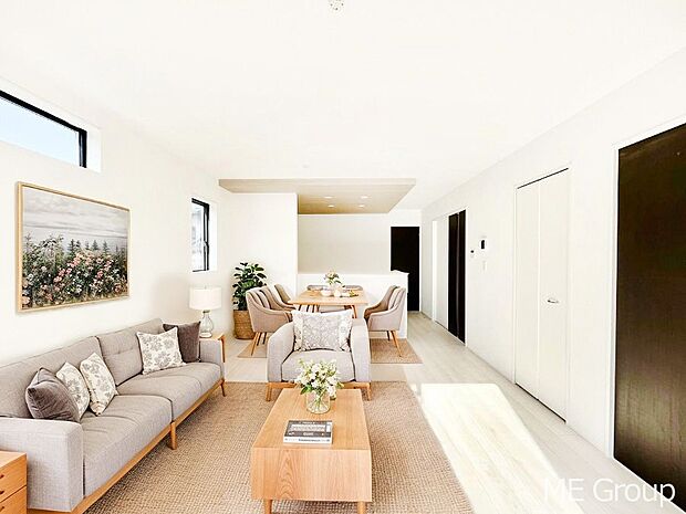 家族の和やかな会話が聞こえてきそう。開放感のあるリビングです。※家具はCGです  