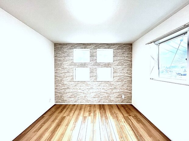 アクセントクロスがお洒落な洋室。２面採光で明るさ＆風通し良好！