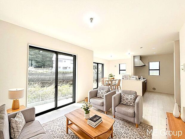 ご家族の賑やかな話し声で包まれる明るいリビング  ※家具はCGです