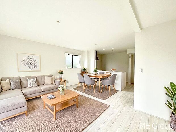 ご家族の賑やかな話し声で包まれる明るいリビング  ※家具はCGです