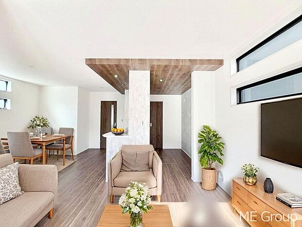 ご家族の賑やかな話し声で包まれる明るいリビング  ※家具はCGです