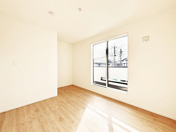 バルコニーが開放感をプラスしてくれる洋室