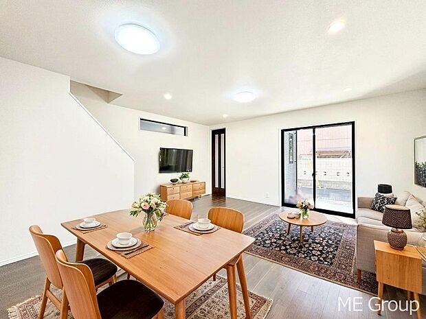 ご家族の賑やかな話し声で包まれる明るいリビング ※家具はCGです