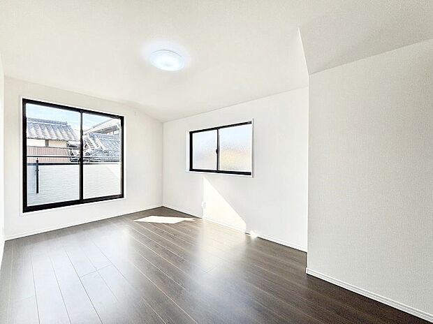 明るいバルコニーサイドに洋室を設置。目覚めの良い寝室に。