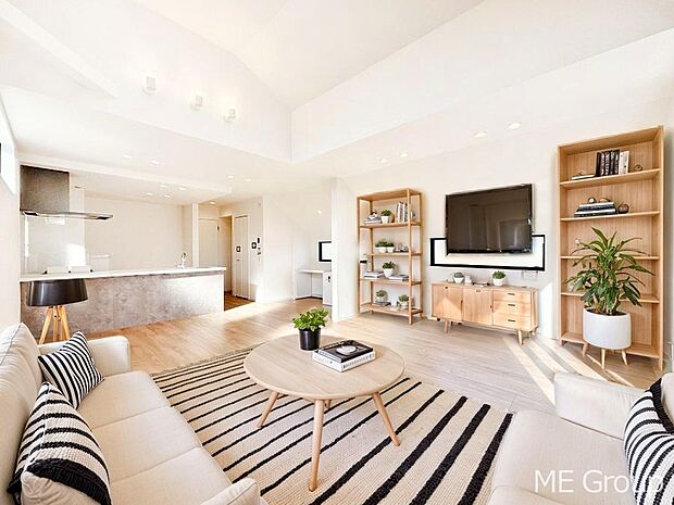 プライバシーも守れる2階リビングは明るく開放感たっぷり！　※家具はCGです