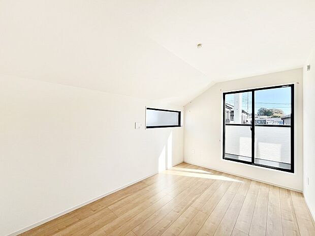 バルコニーが開放感をプラスしてくれる洋室