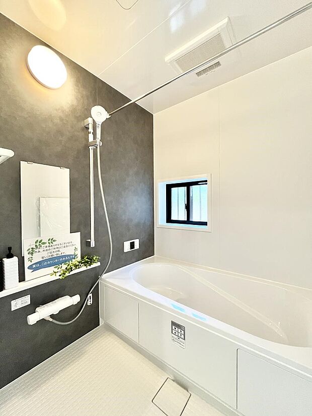 一日の疲れを癒してくれる明るい清潔感のあるバスルーム