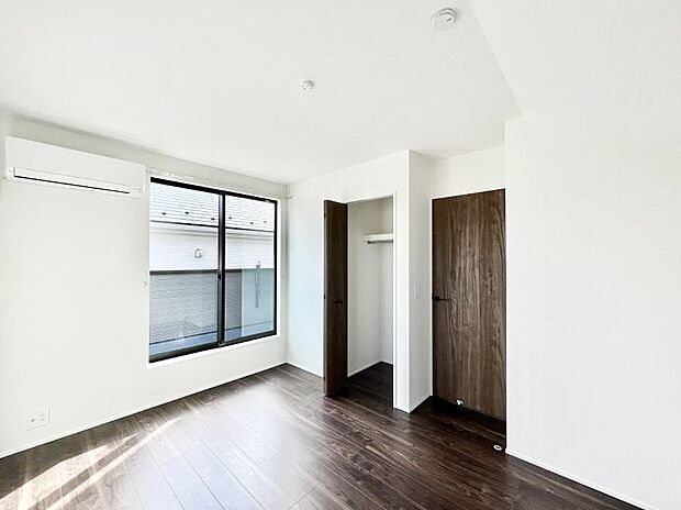 バルコニーが開放感をプラスしてくれる洋室