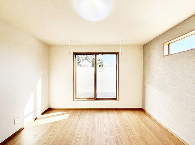 バルコニーが開放感をプラスしてくれる洋室