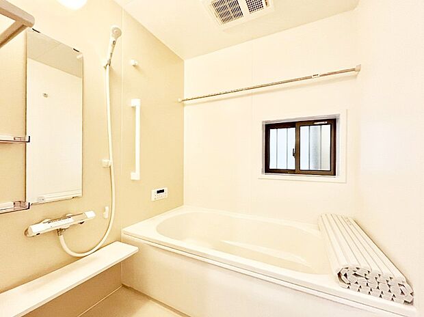 一日の疲れを癒してくれる明るい清潔感のあるバスルーム