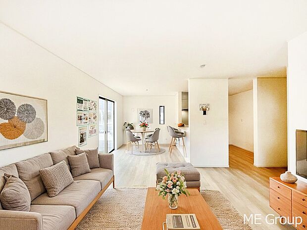 家族の和やかな会話が聞こえてきそう。開放感のあるリビングです。※家具はCGです  