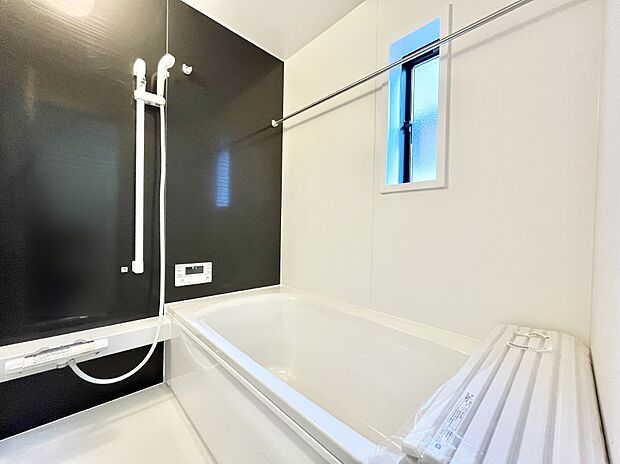 一日の疲れを癒してくれる明るい清潔感のあるバスルーム