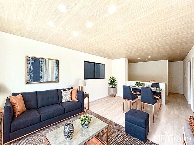 ご家族の賑やかな話し声で包まれる明るいリビング  ※家具はCGです