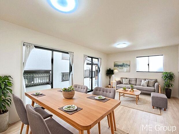 ご家族の賑やかな話し声で包まれる明るいリビング  ※家具はCGです