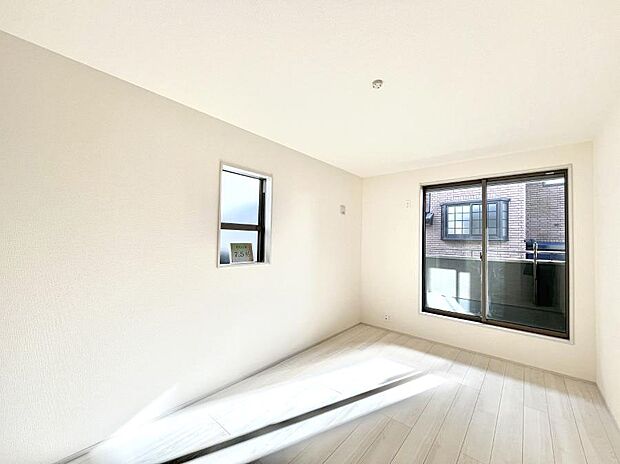 明るいバルコニーサイドに洋室を設置。目覚めの良い寝室に。