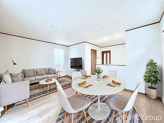 ご家族の賑やかな話し声で包まれる明るいリビング  ※家具はCGです