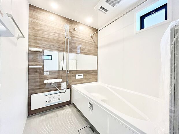 一日の疲れを癒してくれる明るい清潔感のあるバスルーム