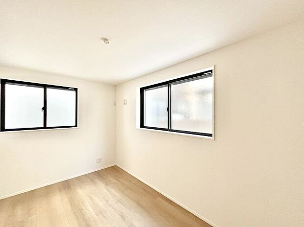 窓からのやさしい光が心地よいプライベートルーム